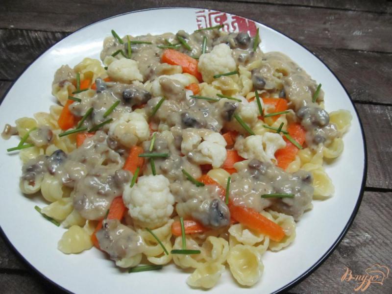 Фото приготовление рецепта: Макароны с цветной капустой под грибным соусом шаг №8
