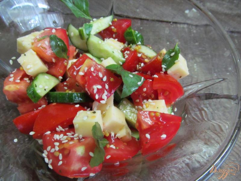 Фото приготовление рецепта: Овощной салат с моцареллой шаг №4