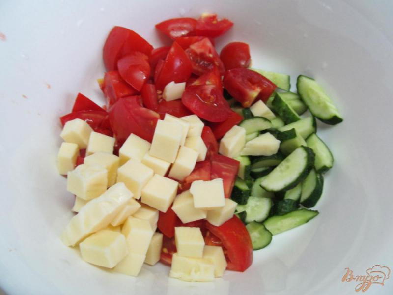 Фото приготовление рецепта: Овощной салат с моцареллой шаг №2