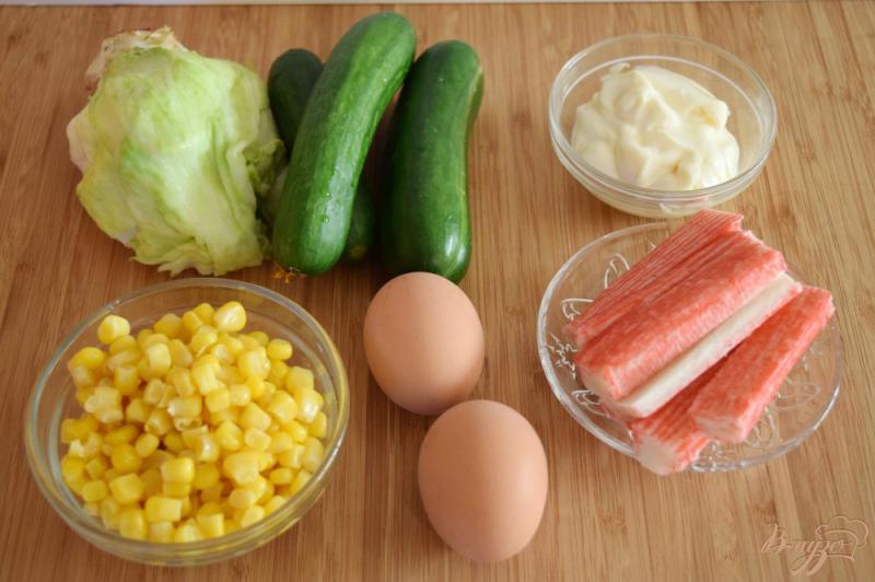 Фото приготовление рецепта: Крабовый салат с салатом «Айсберг» шаг №1