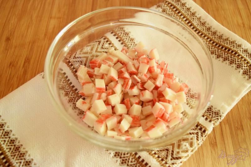 Фото приготовление рецепта: Крабовый салат с салатом «Айсберг» шаг №2