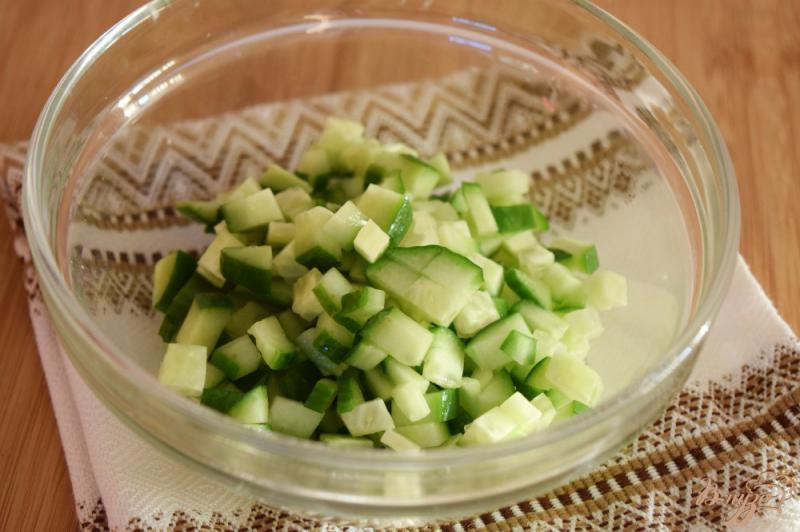 Фото приготовление рецепта: Крабовый салат с салатом «Айсберг» шаг №3