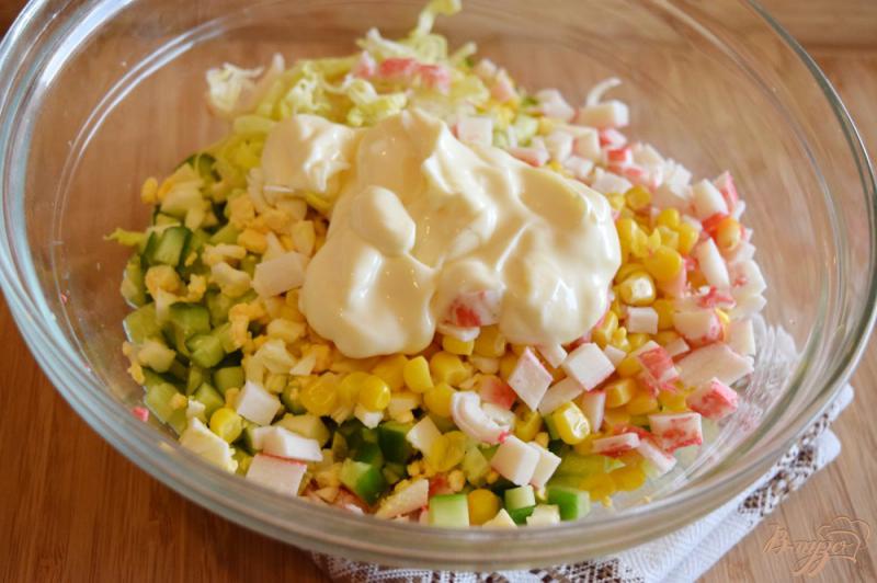 Фото приготовление рецепта: Крабовый салат с салатом «Айсберг» шаг №6