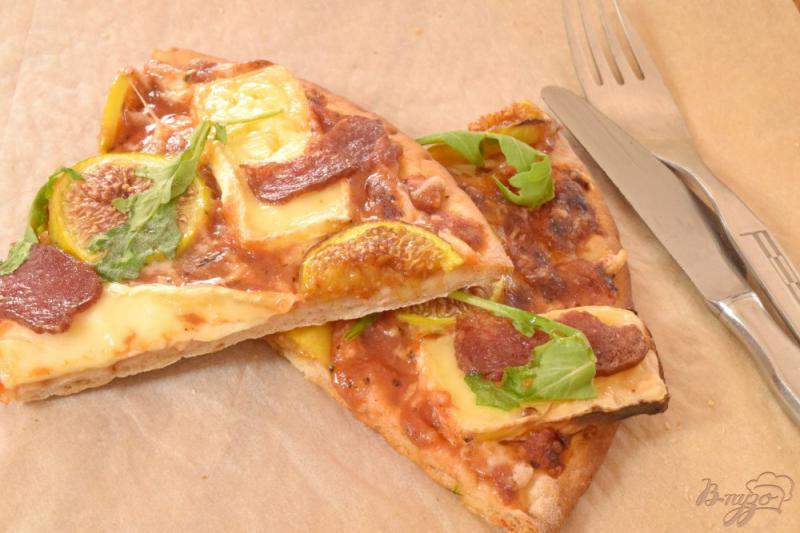 Фото приготовление рецепта: Пицца с инжиром и сыром бри шаг №6