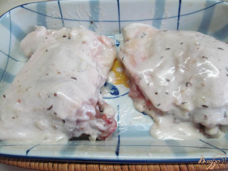 Фото приготовление рецепта: Куриные бедра маринованные в кислом молоке шаг №3