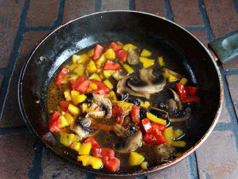 Фото приготовление рецепта: Фарфалле с грибами и болгарским перцем шаг №4