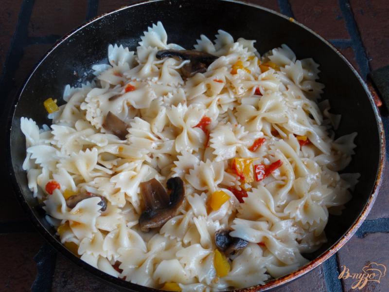 Фото приготовление рецепта: Фарфалле с грибами и болгарским перцем шаг №7
