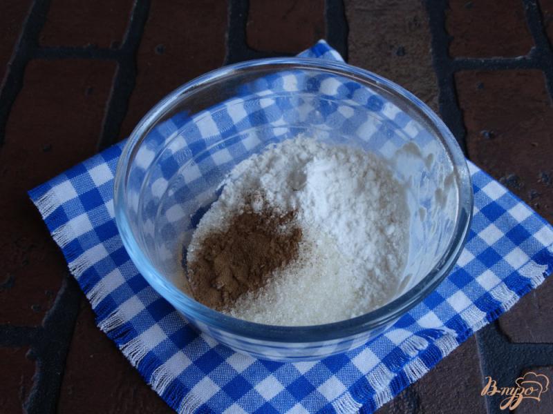 Фото приготовление рецепта: Дрожжевой пирог с ревенем и яблоками шаг №3