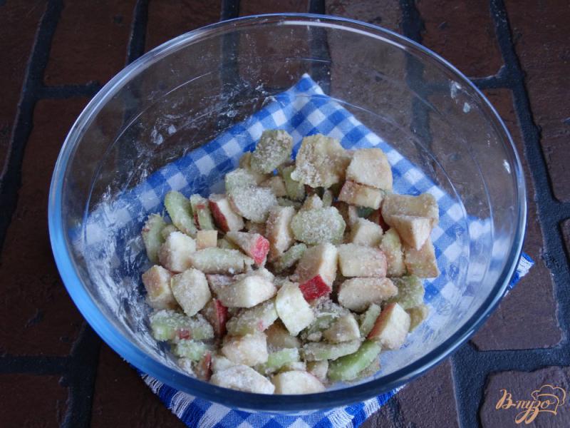 Фото приготовление рецепта: Дрожжевой пирог с ревенем и яблоками шаг №5