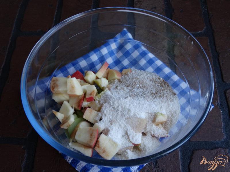 Фото приготовление рецепта: Дрожжевой пирог с ревенем и яблоками шаг №4