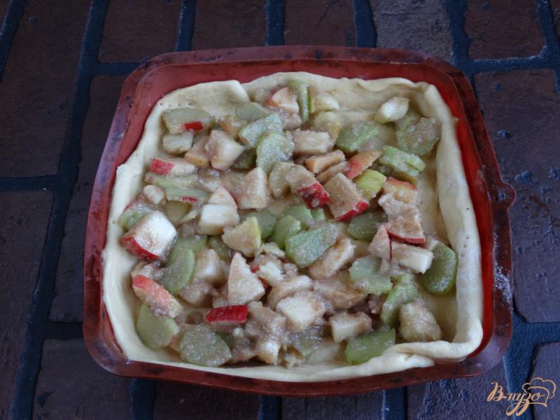 Фото приготовление рецепта: Дрожжевой пирог с ревенем и яблоками шаг №8