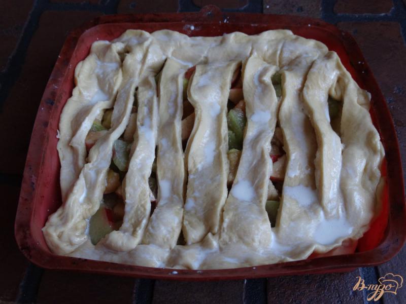 Фото приготовление рецепта: Дрожжевой пирог с ревенем и яблоками шаг №10