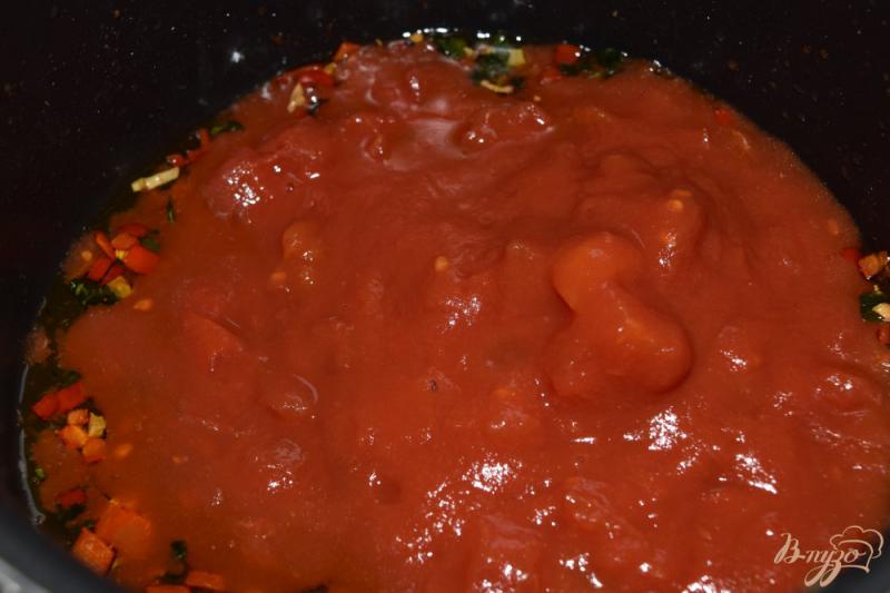 Фото приготовление рецепта: Мидии в томатном соусе шаг №3