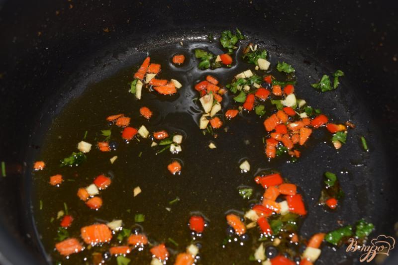 Фото приготовление рецепта: Мидии в томатном соусе шаг №2