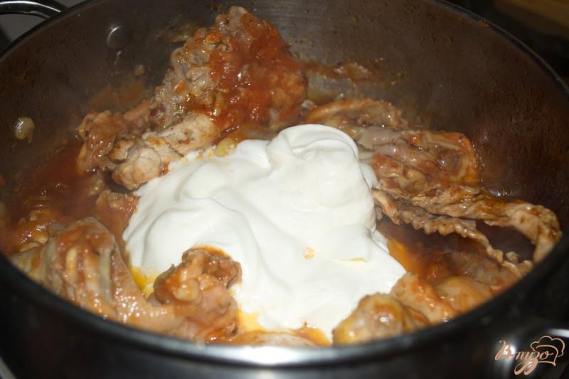 Фото приготовление рецепта: Курица в томатно-сметанном соусе шаг №5