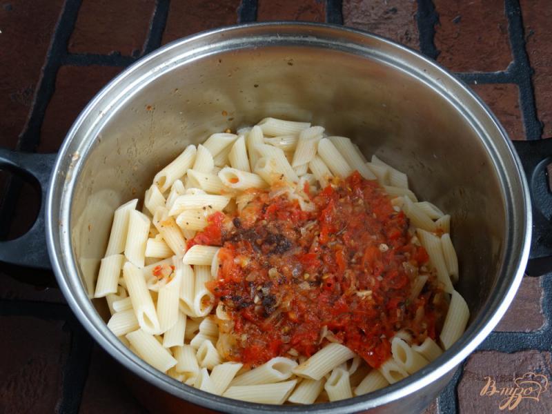 Фото приготовление рецепта: Пенне в остром томатном соусе шаг №9