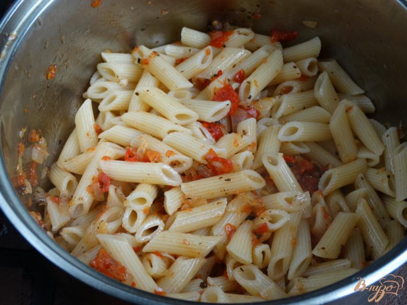 Фото приготовление рецепта: Пенне в остром томатном соусе шаг №10