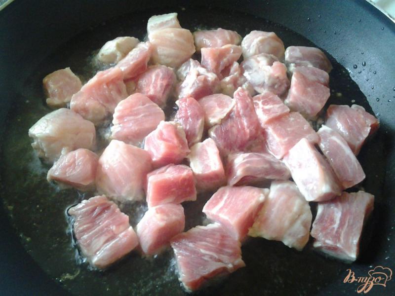Фото приготовление рецепта: Плов со свининой в сковороде шаг №3