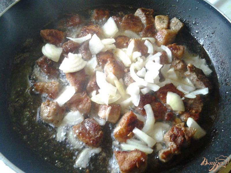 Фото приготовление рецепта: Плов со свининой в сковороде шаг №5