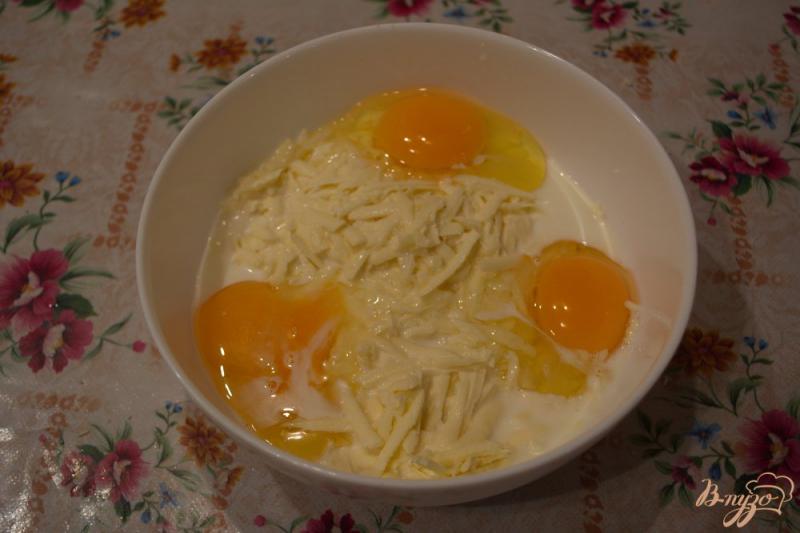 Фото приготовление рецепта: Ленивый пирог с сыром и яйцом шаг №2