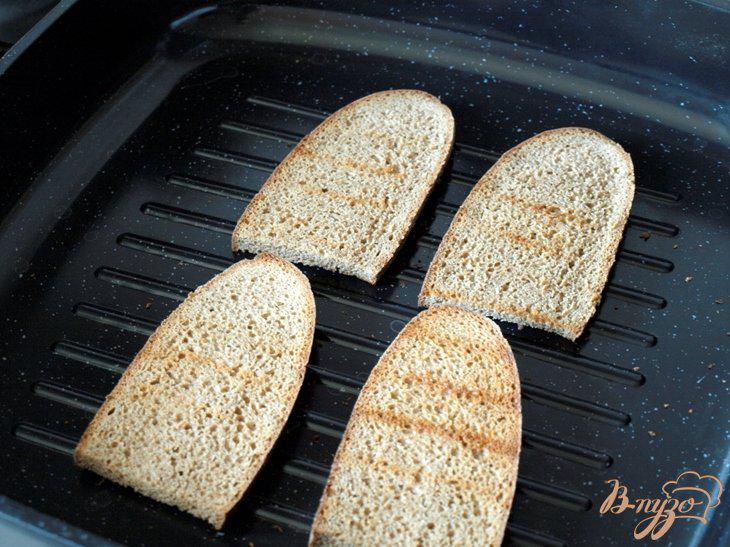 Фото приготовление рецепта: Тосты из ржаного хлеба с помидорами шаг №4