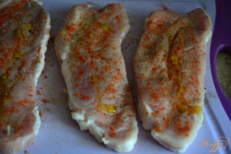 Фото приготовление рецепта: Свиные шницели с шампиньонами в арахисовом соусе шаг №1