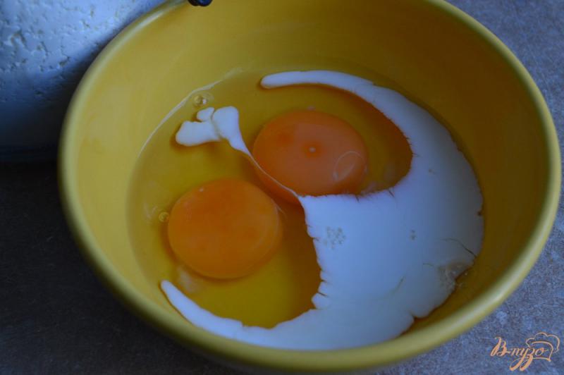 Фото приготовление рецепта: Салат с яичными блинчиками и беконом шаг №5