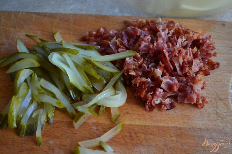 Фото приготовление рецепта: Салат с яичными блинчиками и беконом шаг №4