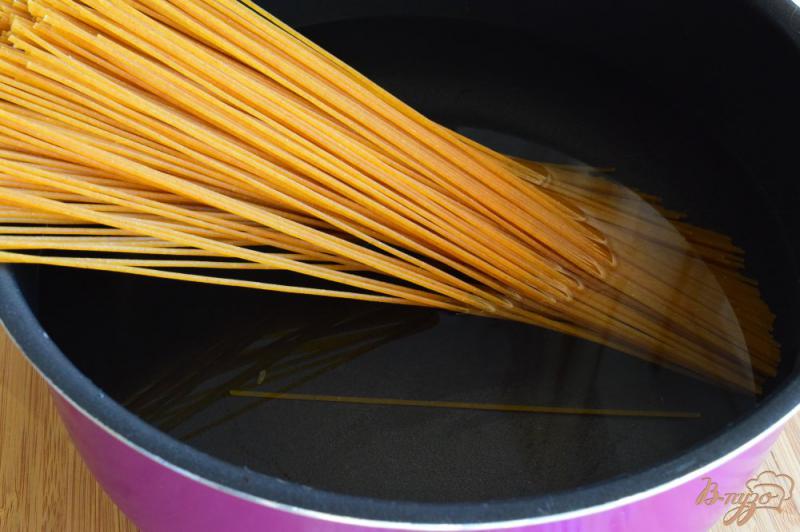 Фото приготовление рецепта: Спагетти с базиликом, пармезаном и карамелизированными черри- помидорами шаг №5