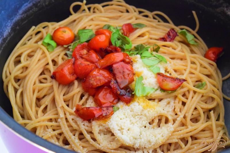 Фото приготовление рецепта: Спагетти с базиликом, пармезаном и карамелизированными черри- помидорами шаг №9