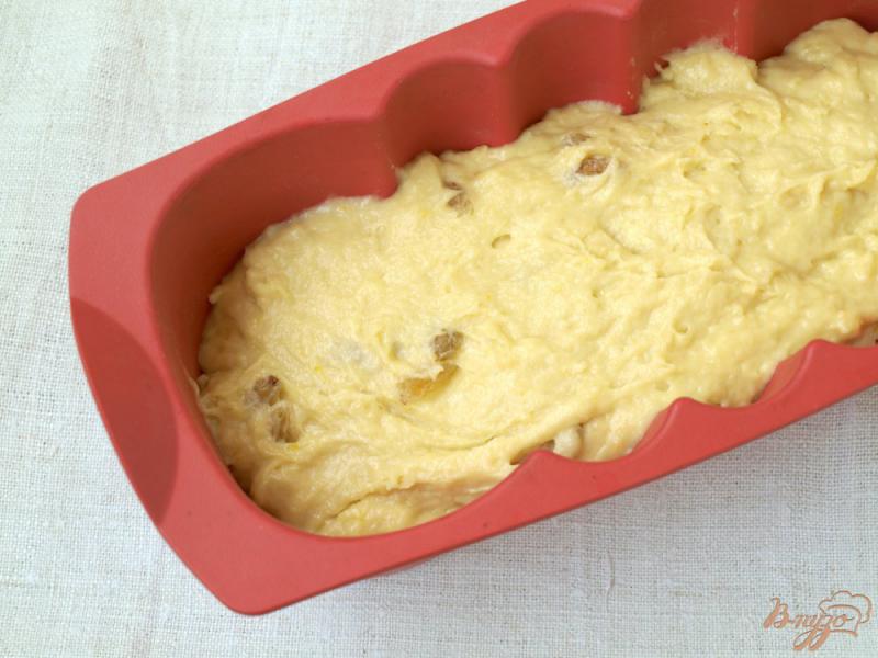 Фото приготовление рецепта: Вкусный кекс с изюмом шаг №5