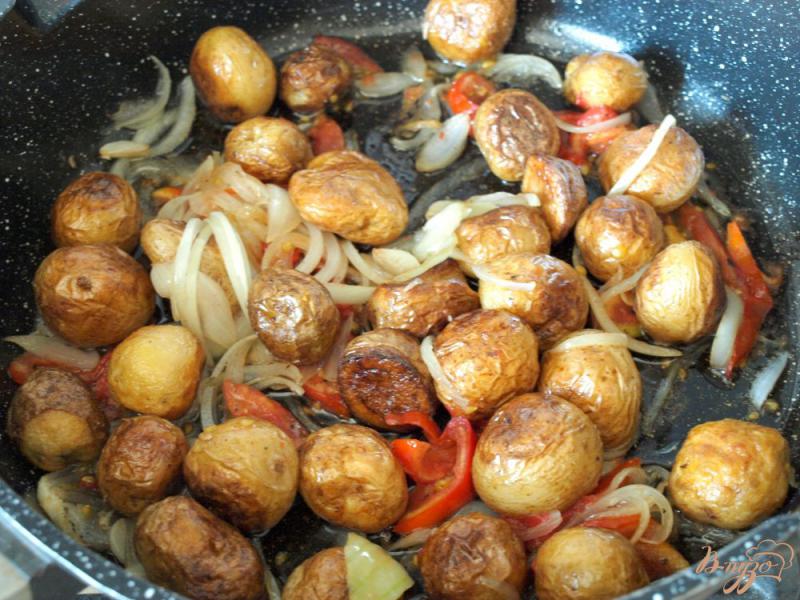 Фото приготовление рецепта: Гарнир из молодого картофеля в сковороде шаг №5