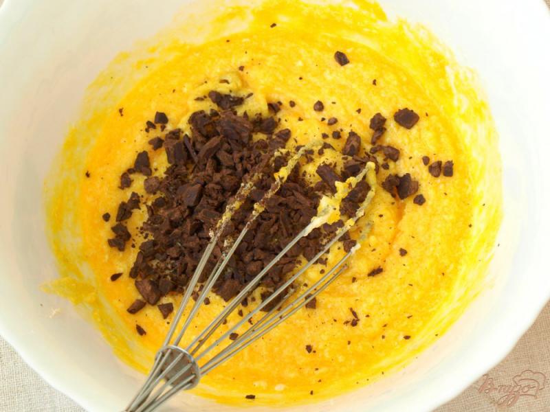 Фото приготовление рецепта: Вкуснейший сливовый пирог с шоколадом шаг №2