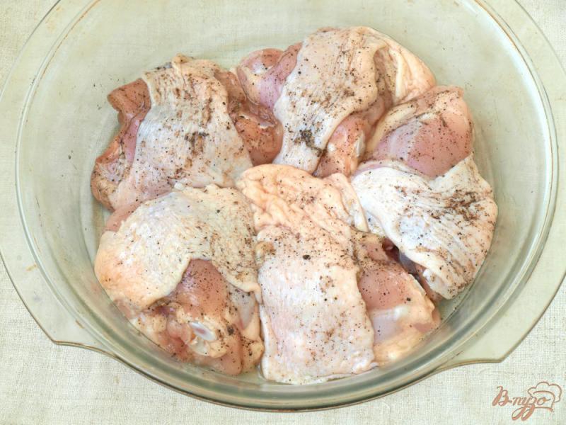 Фото приготовление рецепта: Курица запечённая в духовке с луком шаг №1