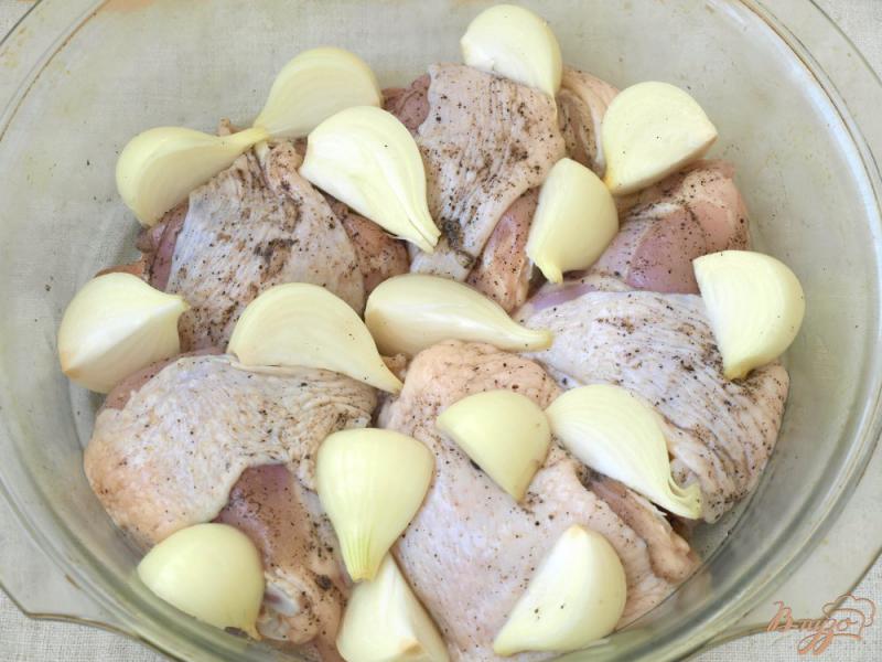 Фото приготовление рецепта: Курица запечённая в духовке с луком шаг №2