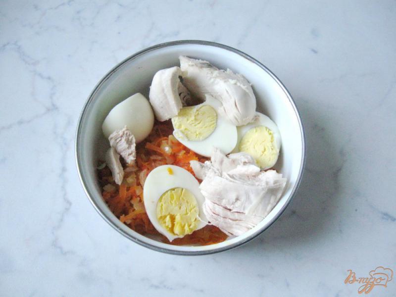 Фото приготовление рецепта: Блинчики с отварной курицей, луком, яйцом и морковью шаг №4