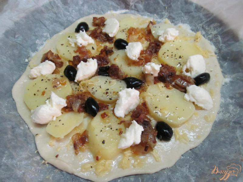 Фото приготовление рецепта: Пицца с картошкой моцареллой и базиликом шаг №7