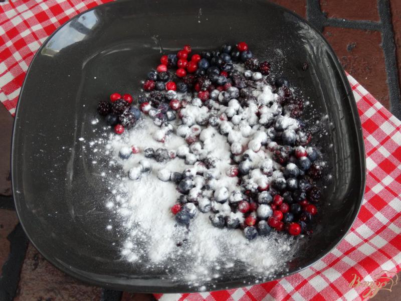 Фото приготовление рецепта: Кекс с лесными ягодами шаг №7