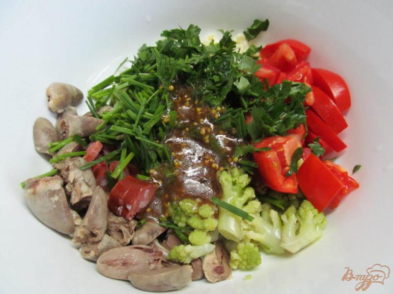 Фото приготовление рецепта: Салат из куриных сердечек и капусты романеско шаг №6