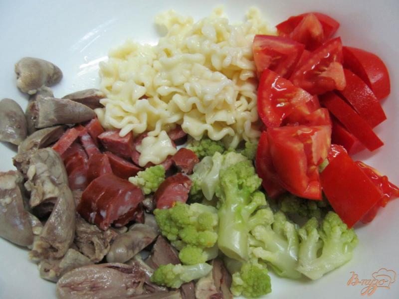 Фото приготовление рецепта: Салат из куриных сердечек и капусты романеско шаг №4