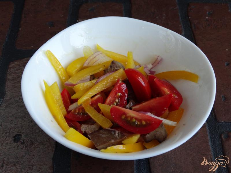 Фото приготовление рецепта: Овощной салат с куриной печенью шаг №7