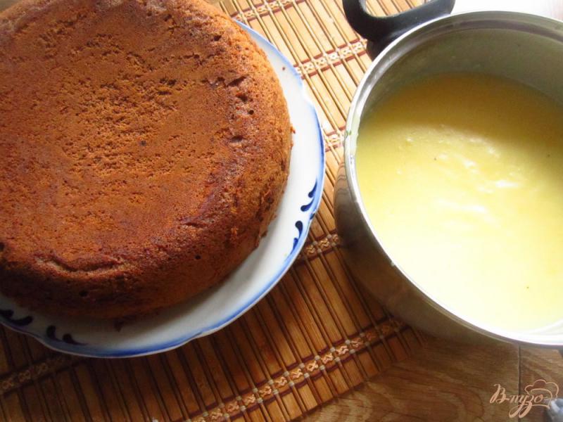 Фото приготовление рецепта: Бисквитный торт с заварным кремом шаг №7