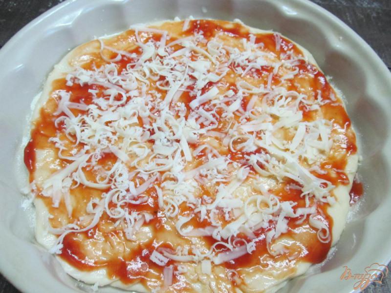 Фото приготовление рецепта: Пицца с беконом и базиликом шаг №4