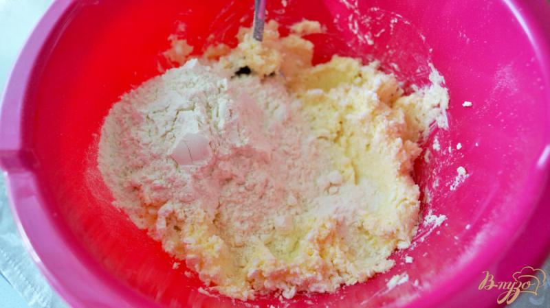 Фото приготовление рецепта: Сочный пирог с яблоками шаг №3