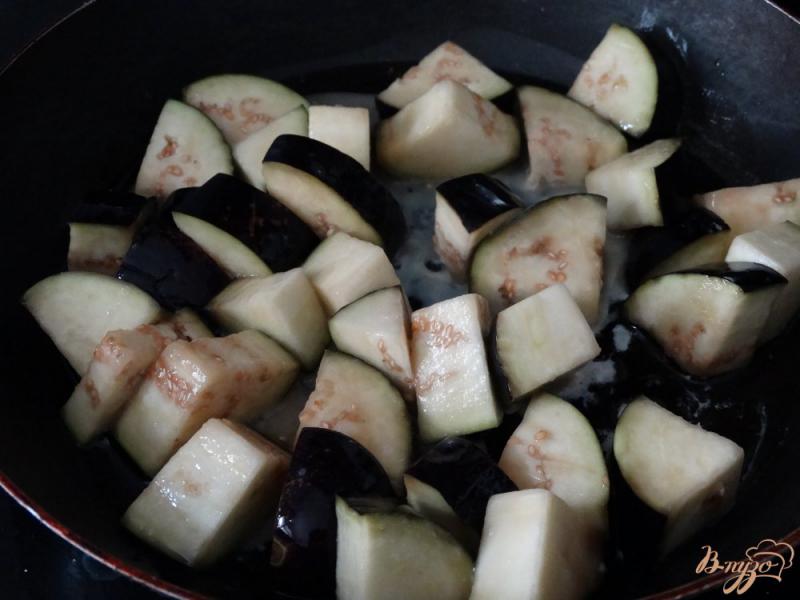 Фото приготовление рецепта: Теплый салат с баклажанами и пастой шаг №3