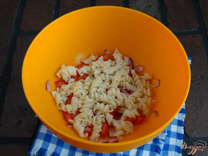 Фото приготовление рецепта: Теплый салат с баклажанами и пастой шаг №6