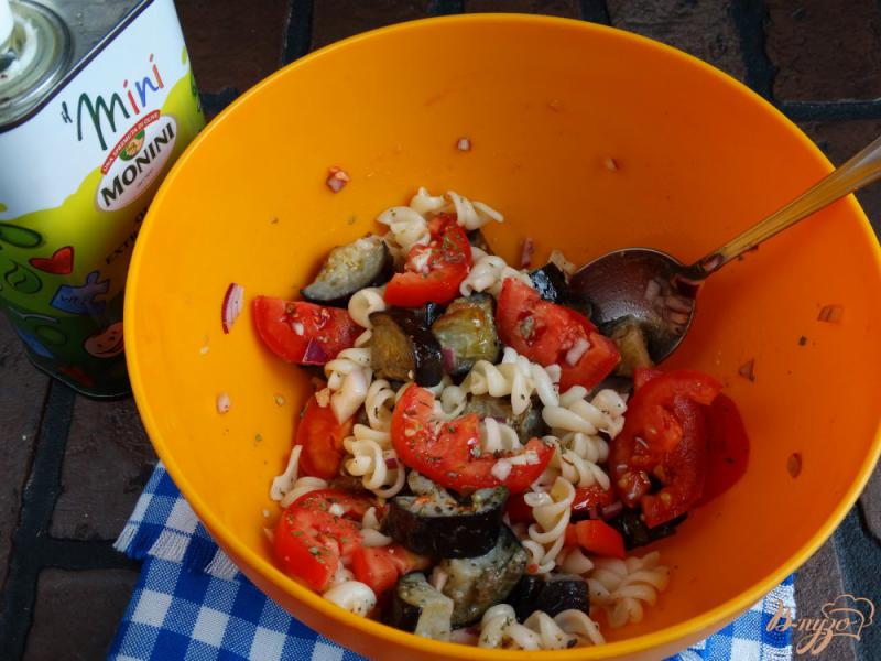 Фото приготовление рецепта: Теплый салат с баклажанами и пастой шаг №9