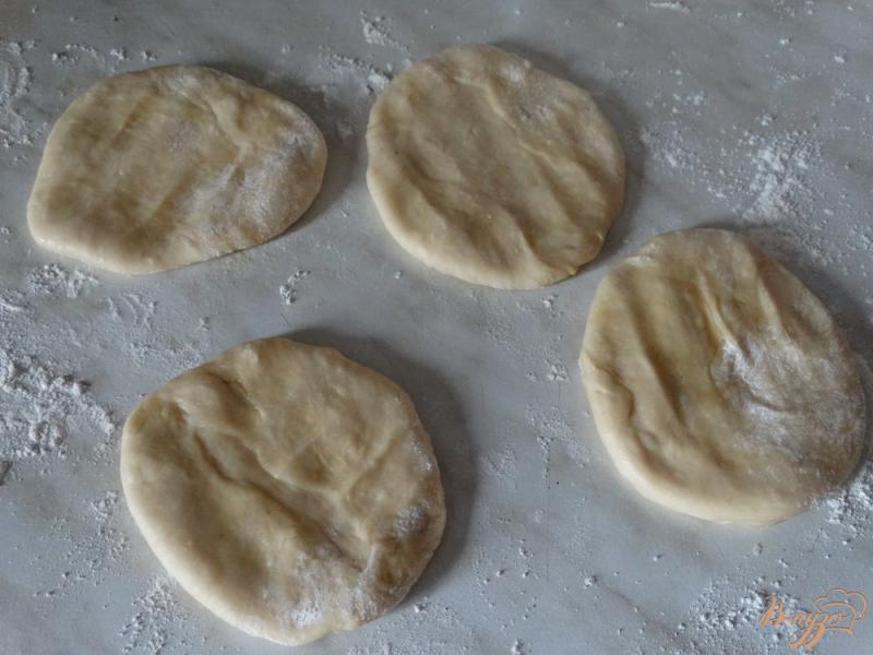 Фото приготовление рецепта: Жареные пирожки с ревенем и грушей шаг №6