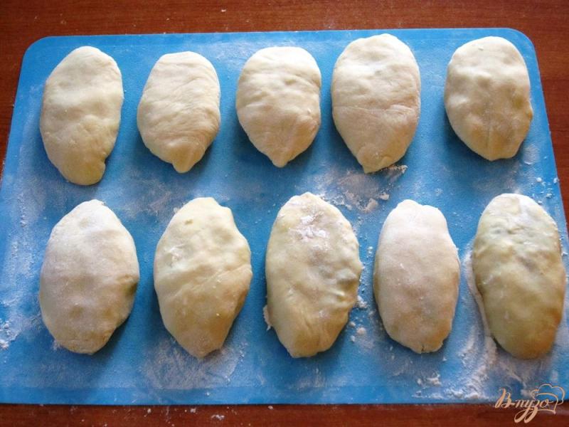 Фото приготовление рецепта: Пирожки с яйцами и зеленым луком шаг №10