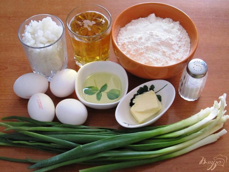 Фото приготовление рецепта: Пирожки с яйцами и зеленым луком шаг №1